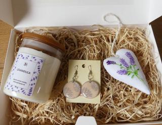 Romantický darčekový box pre ženy s náušnicami, dekoráciou a sójovou sviečkou (Darčeková krabička pre ženy obsahujúca náušnice, dekoráciu a sójovú sviečku)