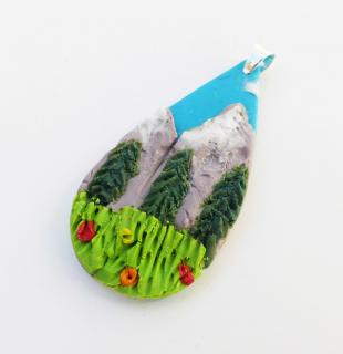 Ručne modelovaný prívesok z polymérovej hmoty s motívom horskej krajiny (Zeleno-modrý ručne modelovaný fimo prívesok horská krajinka)