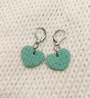 Ručne robené visiace náušnice - tyrkysové pletené srdiečka s chirurgickou oceľou (Handmade visiace náušnice zimné pletené srdcia z fima - chirurgická oceľ)