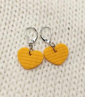 Ručne robené visiace náušnice - žlté pletené srdiečka s chirurgickou oceľou (Handmade visiace náušnice zimné pletené srdcia z fima - chirurgická oceľ)