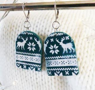 Ručne robené zimné/vianočné zelené náušnice s chirurgickou oceľou 2 (Handmade zelené náušnice so severským vzorom doplnené chirurgickou oceľou)