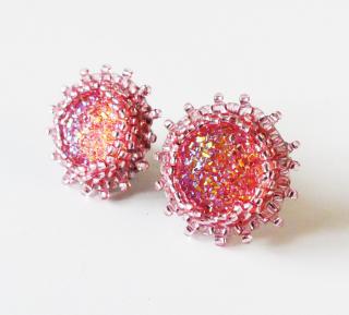 Ružové elegantné napichovacie náušnice  (Ružové napichovacie náušnice vyrobené technikou bead embroidery )