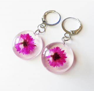 Ružové kruhové náušnice zo živice s kvetmi - chirurgická oceľ - 2.akosť zľava (Handmade ružové živicové náušnice s kvetmi doplnené chirurgickou oceľou)
