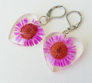 Ružové srdcové náušnice zo živice s kvetom margarétky - chirurgická oceľ  (Handmade ružové živicové náušnice s kvetmi doplnené chirurgickou oceľou)