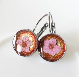 Ružové živicové visiace náušnice z chirurgickej ocele s kvetom (Handmade ružové živicové visiace náušnice s kvetmi )