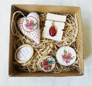 Ružový darčekový box pre ženu s príveskom, kľúčenkou a dekoráciami (Bordový darčekový box obsahujúci prívesok, srdiečko a závesné dekorácie)