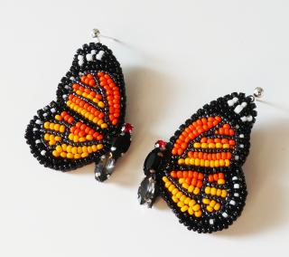 Šité handmade náušnice motýle monarch (Oranžové náušnice vyrobené technikou bead embroidery v tvare motýľov monarch)