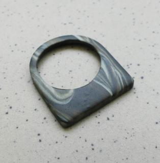 Sivý mramorový fimo prsteň (Handmade antialergický prsteň z polymérovej hmoty)