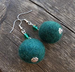 Smaragdové náušnice z plstenej korálky (Handmade visiace smaragdové náušnice z plstených korálok)