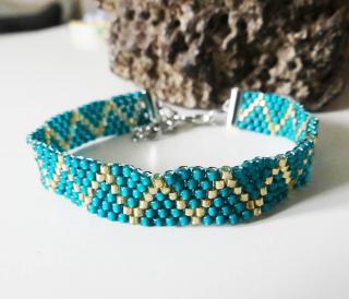 Smaragdový zapínací náramok šitý z korálok (Handmade smaragdovo-zelený zapínací náramok šitý z korálok )
