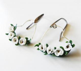 Srdcové náušnice s bielymi kvetmi z polymérovej hmoty - chirurgická oceľ (Handmade biele fimo náušnice s kvetmi doplnené chirurgickou oceľou)