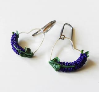 Srdcové náušnice s levanduľovými kvetmi z polymérovej hmoty - chirurgická oceľ (Handmade fialové fimo náušnice s kvetmi levandule doplnené chirurgickou oceľou)