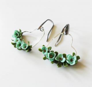 Srdcové náušnice s tyrkysovými kvetmi z polymérovej hmoty - chirurgická oceľ (Handmade tyrkysové fimo náušnice s kvetmi doplnené chirurgickou oceľou)