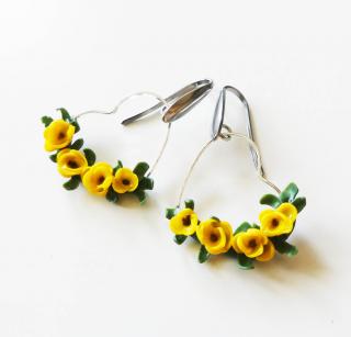 Srdcové náušnice so žltými kvetmi z polymérovej hmoty - chirurgická oceľ (Handmade žlté fimo náušnice s kvetmi doplnené chirurgickou oceľou)