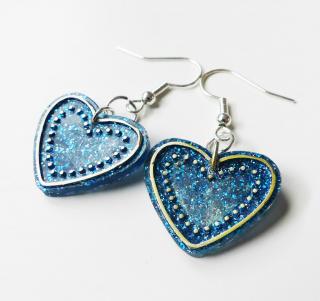 Srdcové náušnice zo živice s modrými trblietkami (Handmade modré živicové náušnice s trblietkami v tvare srdca)