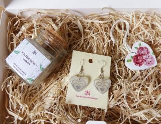 Srdiečkový darčekový box pre ženy s náušnicami, drevenou dekoráciou a sójovou sviečkou (Darčeková krabička pre ženy obsahujúca náušnice, dekoráciu a sójovú sviečku)