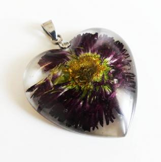 Srdiečkový živicový prívesok s kvetom sedmokrásky - chirurgická oceľ (Handmade srdcový živicový prívesok - sedmokráska)