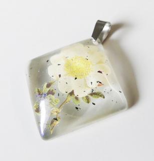 Štvorcový prívesok zo živice s motívom bieleho kvetu - chirurgická oceľ (Handmade biely živicový prívesok s kvetom a s trblietkami)