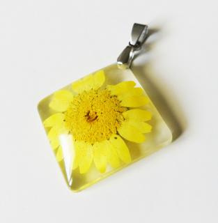 Štvorcový živicový prívesok so žltým kvetom margarétky - chirurgická oceľ (Handmade štvorcový živicový prívesok - žltá margarétka)