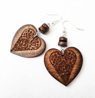 Tmavé folklórne srdcové náušnice vypaľované do dreva (Drevené folklórne náušnice srdcia s vypaľovaným vzorom)