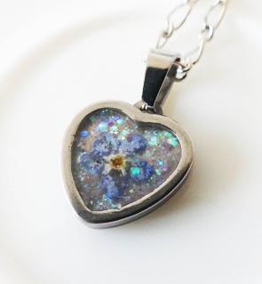 Trblietavý nezábudkový prívesok srdce z chirurgickej ocele  (Handmade trblietavý živicový prívesok s nezábudkami v srdcovom lôžku z chirurgickej ocele )