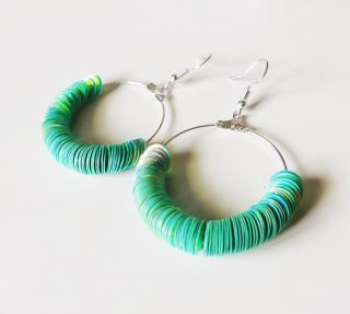 Tyrkysové kruhové handmade náušnice  (Handmade kruhové náušnice tyrkysovej farby s metalickými odleskmi)