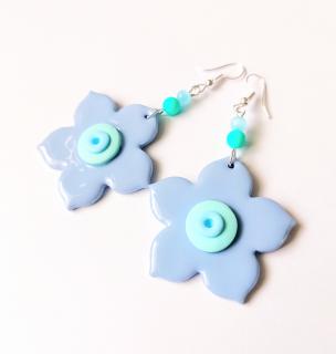 Visiace handmade náušnice pastelovo modré kvety (Modré fimo náušnice kvety)