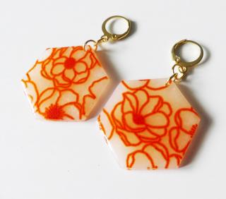 Visiace náušnice hexagony s oranžovým kvetinovým vzorom - chirurgická oceľ (Handmade oranžové visiace náušnice s florálnym vzorom v tvare hexagonu)