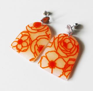 Visiace náušnice oblúky s oranžovým kvetinovým vzorom - chirurgická oceľ (Handmade oranžové visiace náušnice s florálnym vzorom v tvare polkruhu )
