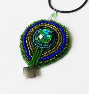 Výrazný zelený korálkový prívesok  (Prívesok šitý ručne z korálok  technikou bead embroidery)