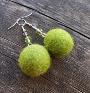 Zelené náušnice z plstenej korálky (Handmade visiace zelené náušnice z plstených korálok)