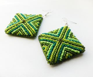 Zelené štvorcové šité náušnice  (Zelené náušnice vyrobené technikou bead embroidery)