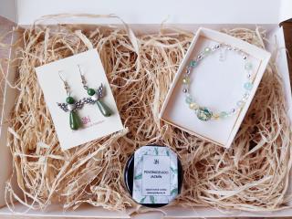 Zelený darčekový box pre ženy s náušnicami, náramkom a sviečkou (Zelená darčeková krabička pre ženy obsahujúca náušnice, náramok a sviečku)