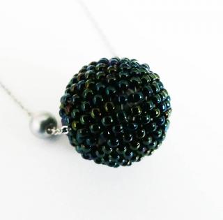 Zelený metalický náhrdelník z obšívanej korálky (Elegantný zelený náhrdelník z obšívanej korálky)
