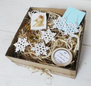 Zimný darčekový box s náušnicami a dekoráciami (Darčeková krabička s motívom vločiek obsahujúci náušnice a závesné dekorácie)