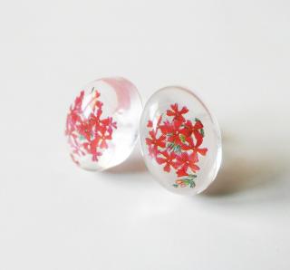 Živicové antialergické napichovacie náušnice - červené kvety (Handmade červené napichovacie náušnice s obrázkom kvetov)