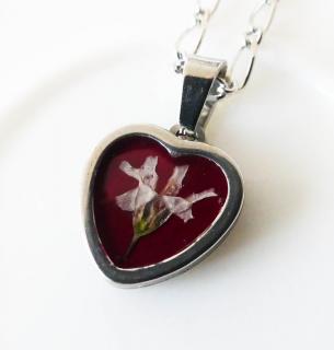 Živicový bordový kvetinový prívesok srdce z chirurgickej ocele (Handmade bordový živicový prívesok v srdcovom lôžku z chirurgickej ocele s kvetom)