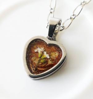 Živicový bronzový kvetinový prívesok srdce z chirurgickej ocele  (Handmade bronzový živicový prívesok v srdcovom lôžku z chirurgickej ocele s kvetom )