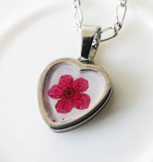 Živicový červený kvetinový prívesok srdce z chirurgickej ocele  (Handmade červený živicový prívesok v srdcovom lôžku z chirurgickej ocele s kvetom )
