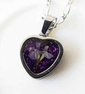 Živicový fialový kvetinový prívesok srdce z chirurgickej ocele  (Handmade fialový živicový prívesok s nezábudkami v srdcovom lôžku z chirurgickej ocele s kvetom )