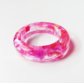 Živicový prsteň s červeno-ružovými holografickými trblietkami (Handmade ružový prsteň zo živice s trblietkami)