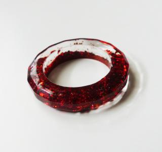 Živicový prsteň s červenými trblietkami (Handmade červený prsteň zo živice s trblietkami)