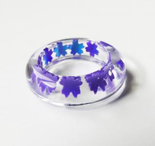 Živicový prsteň s fialovými kvetinovými flitrami (Handmade fialový prsteň zo živice s kvetinovými flitrami)
