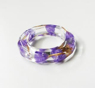 Živicový prsteň s fialovými kvetmi (Handmade fialový prsteň zo živice s kvetmi)