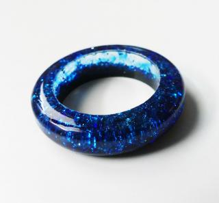 Živicový prsteň s modrými a čiernymi trblietkami (Handmade modro-čierny prsteň zo živice s trblietkami)