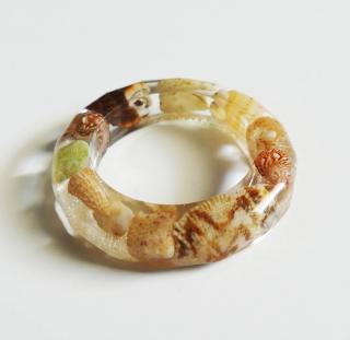 Živicový prsteň s morskými mušľami  (Handmade béžový prsteň zo živice s morskými mušľami)
