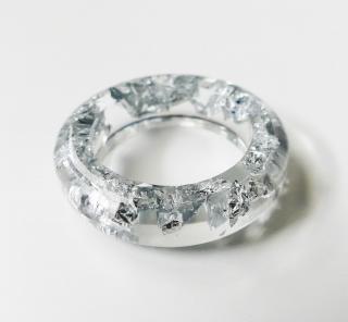 Živicový prsteň so striebornými kovovými fóliami (Handmade strieborný prsteň zo živice s kovovými fóliami)