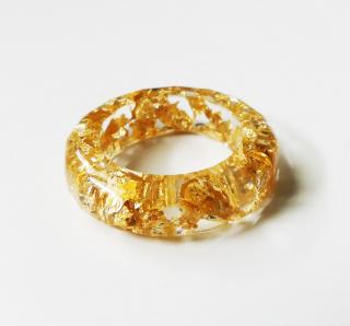 Živicový prsteň so zlatými kovovými fóliami (Handmade zlatý prsteň zo živice s kovovými fóliami)