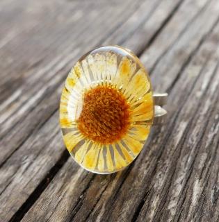Živicový ručne robený oválny prsteň - oranžový kvet (Handmade oválny živicový prsteň s motívom oranžového kvetu)