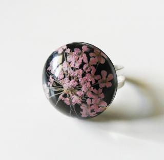 Živicový ručne robený prsteň - ružový kvet na čiernom podklade (Handmade živicový prsteň s motívom ružového kvetu )